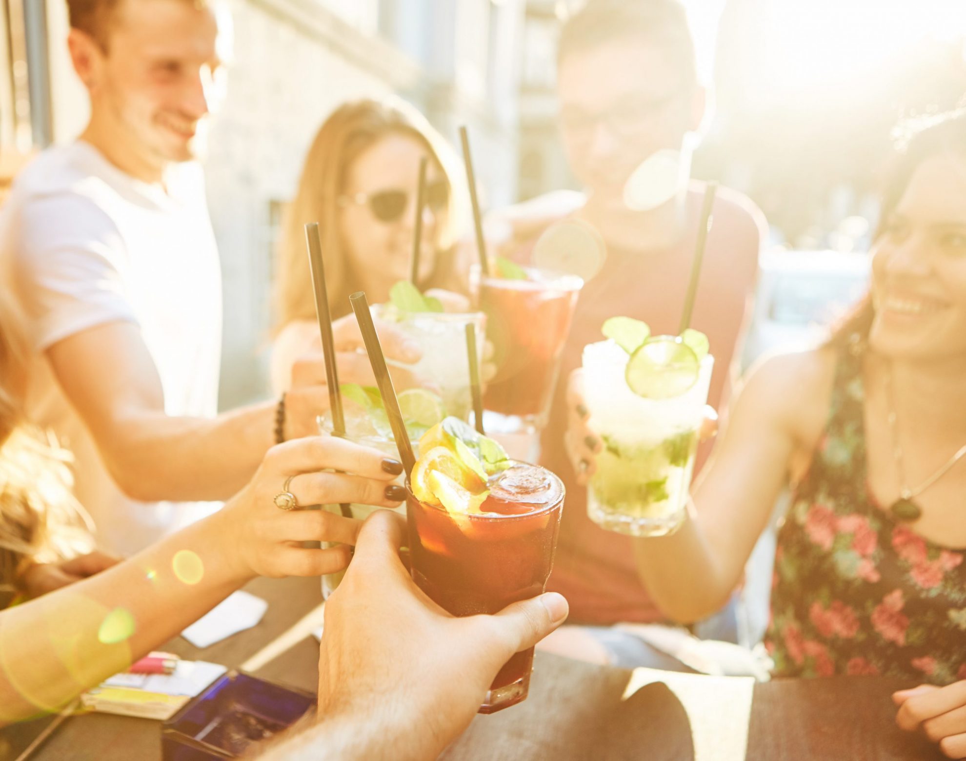 Freunde trinken Barmänner Cocktails in der Sonne