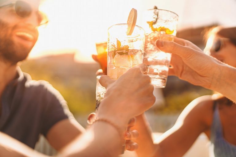 Read more about the article Warum eine Cocktailbar auf jeder besonderen Feier ein Muss ist!